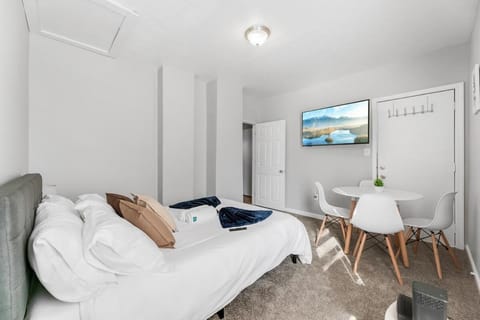 Little Italy Family Suite 4 TVs Bunk Beds Apartment in Cleveland Heights