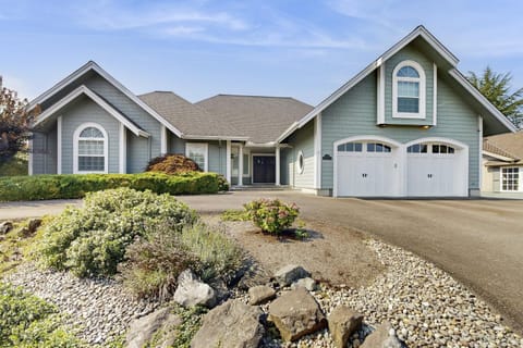 Patio and On-Site Fishing! Plummer Lake Escape House in Washington