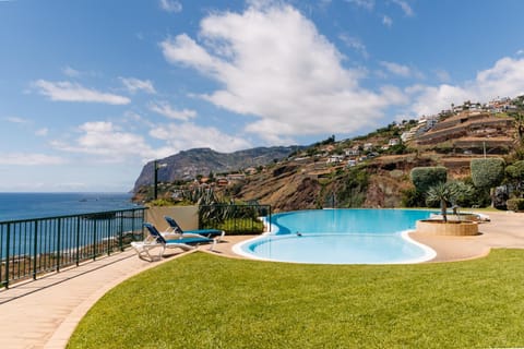 Nearby landmark, Natural landscape, Swimming pool, Swimming pool