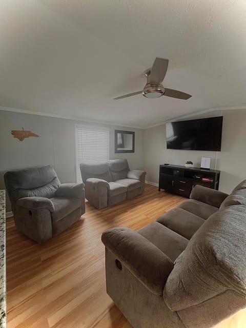 TV and multimedia, Living room, Seating area, Evening entertainment