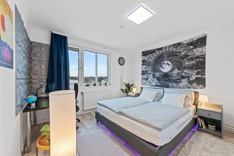 Bed, View (from property/room), Decorative detail, Bedroom, Street view, internet, pet friendly, wardrobe
