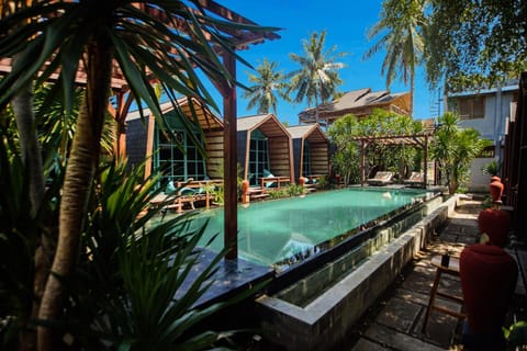Day, Swimming pool