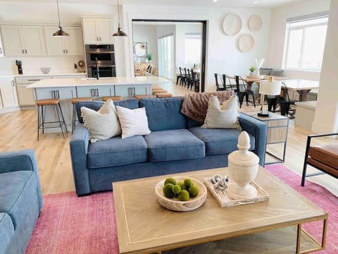 Monster of a House With Theatre, hot tub, and more House in Garden City