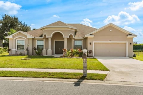 Family-Friendly 3BR Getaway Hot Tub Game Room Fun House in Lake Wales