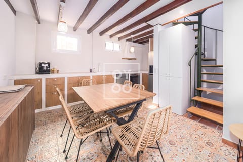 Coffee/tea facilities, Dining area, dishwasher, oven, stove, kitchen