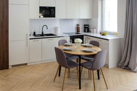 Coffee/tea facilities, Kitchen or kitchenette, Dining area, stove