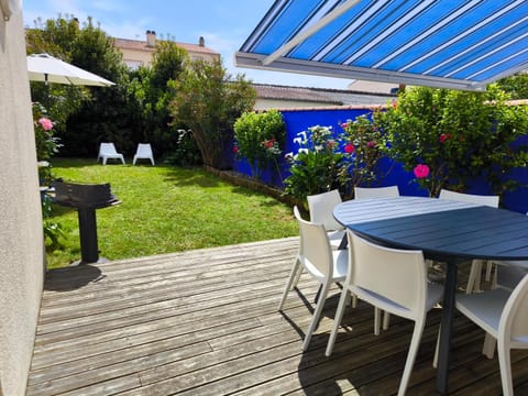 Patio, Garden, Garden, Dining area, Garden view