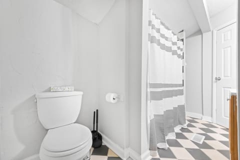 Little Italy Group Stay 4 TV's Pet Friendly Apartment in Cleveland Heights