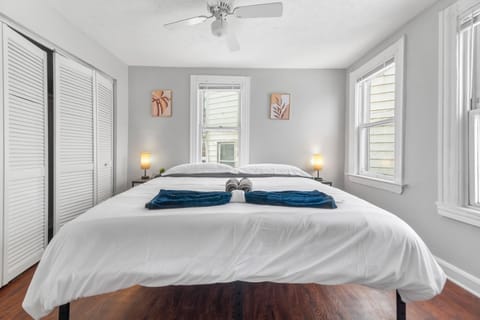 Little Italy Group Stay 4 TV's Pet Friendly Apartment in Cleveland Heights