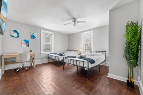 Little Italy Group Stay 4 TV's Pet Friendly Apartment in Cleveland Heights