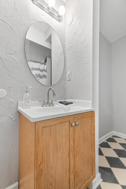 Little Italy Group Stay 4 TV's Pet Friendly Apartment in Cleveland Heights