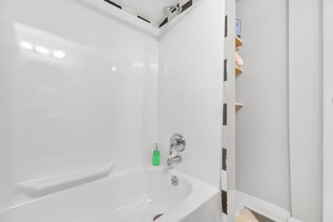 Little Italy Group Stay 4 TV's Pet Friendly Apartment in Cleveland Heights