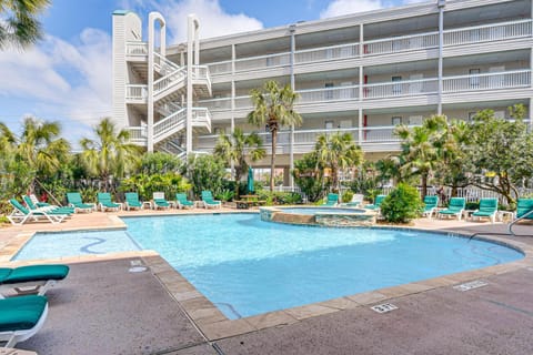 Steps to Galveston Beach Corner-Unit Condo! Apartment in Galveston Island