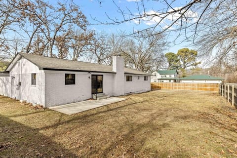Spacious Family Haven - Walk to Downtown & JBU House in Siloam Springs