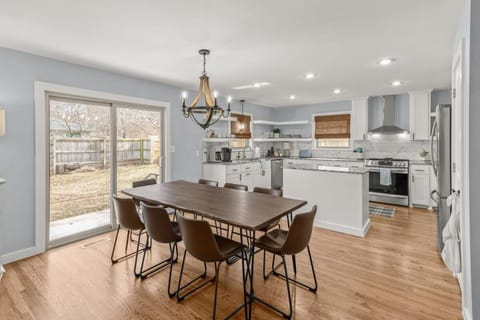 Spacious Family Haven - Walk to Downtown & JBU House in Siloam Springs