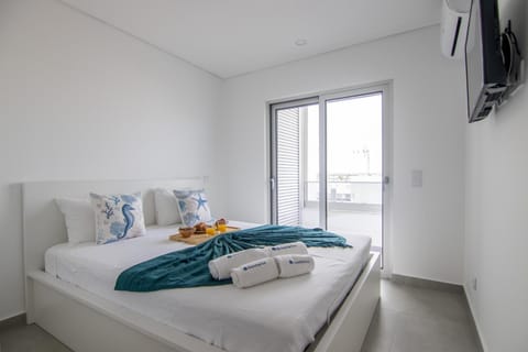 Bed, TV and multimedia, Bedroom, towels