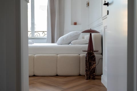Bed, Bedroom, towels