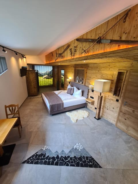 Bed, TV and multimedia, Living room, Photo of the whole room, Seating area, Bedroom