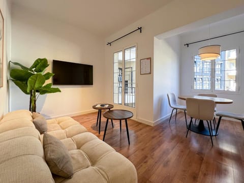 TV and multimedia, Living room, Seating area, Dining area