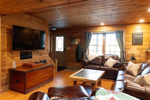 Cozy Log Cabin Secluded haven off the IA River Cabin in Iowa