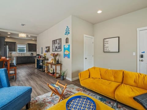 The Meadow - Elegant 3BR Getaway - Near Wright Park & Gazebo Apartment in Tacoma