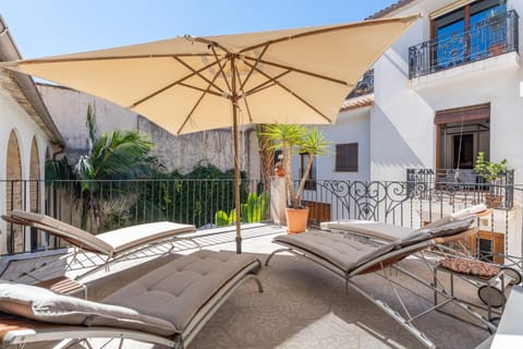 Property building, Patio, Day, Balcony/Terrace, Balcony/Terrace, Seating area, sunbed, Internal: Not applicable to any particular room