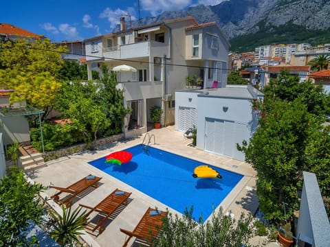 Swimming pool, Swimming pool