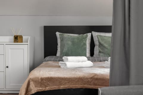 Bed, Photo of the whole room, Bedroom, towels
