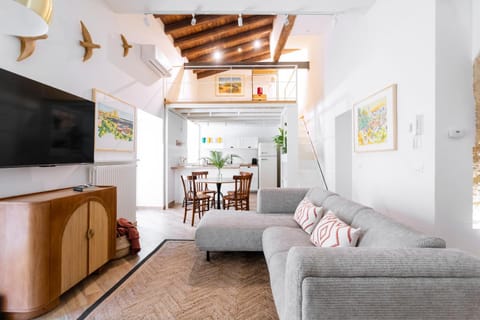 TV and multimedia, Living room, Seating area, Evening entertainment