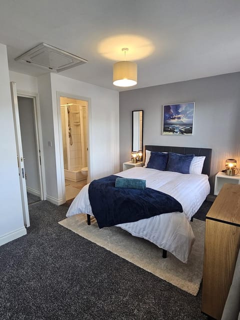 Bed, Photo of the whole room, Bedroom, wardrobe