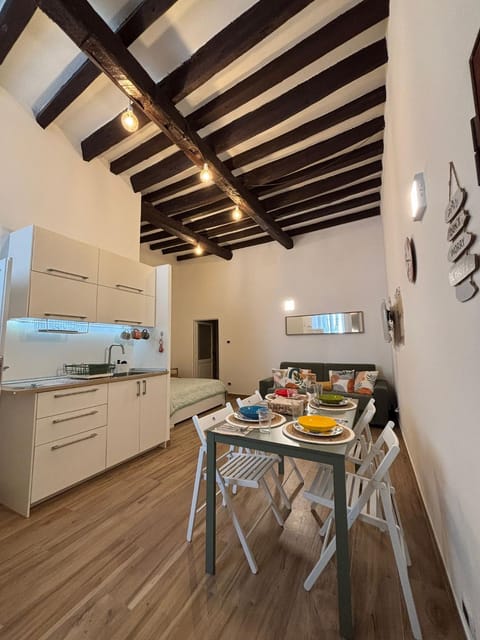 Kitchen or kitchenette, Living room, Seating area, Dining area, Food, stove