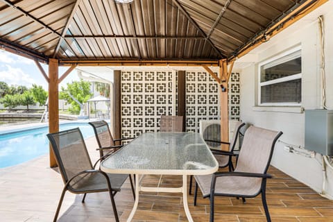 Furnished Sunroom with TV! Canal-Front Bradenton Gem House in Cortez