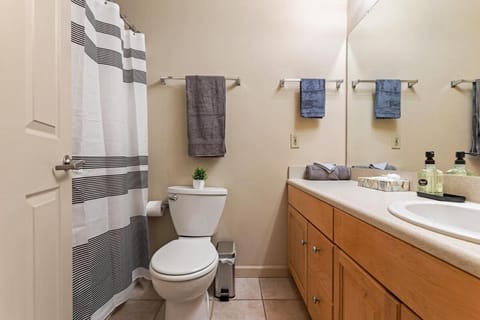 Spacious Downtown Loft Bunkbeds 2 TVs Gym Apartment in Cleveland Heights