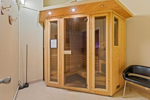 Spacious Downtown Loft Bunkbeds 2 TVs Gym Apartment in Cleveland Heights