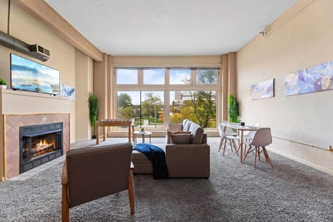 Spacious Downtown Loft Bunkbeds 2 TVs Gym Apartment in Cleveland Heights