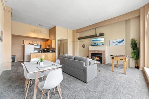 Spacious Downtown Loft Bunkbeds 2 TVs Gym Apartment in Cleveland Heights