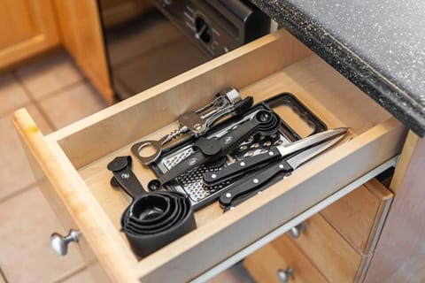 Spacious Downtown Loft Bunkbeds 2 TVs Gym Apartment in Cleveland Heights