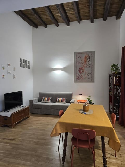 Communal lounge/ TV room, TV and multimedia, Living room, Seating area, Dining area