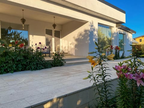 Property building, Patio, Spring, Day, Garden, View (from property/room), Balcony/Terrace, Garden view