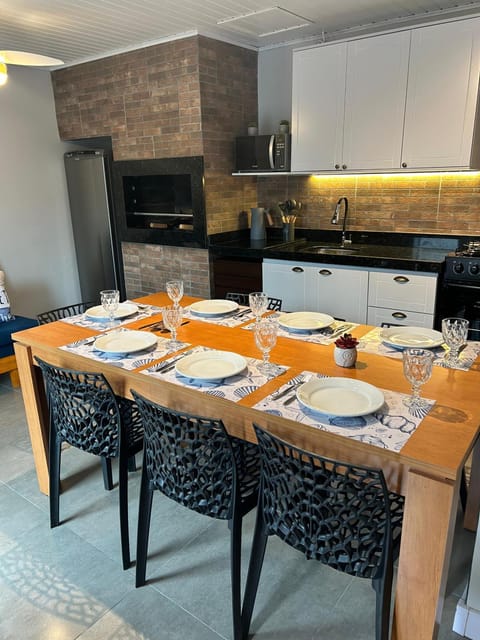 BBQ facilities, BBQ facilities, Kitchen or kitchenette, Living room, Decorative detail, Dining area, oven, stove