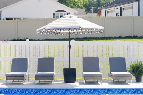 Swimming pool, sunbed