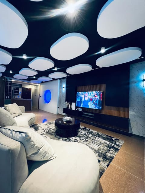Communal lounge/ TV room, TV and multimedia, Living room, Seating area, Evening entertainment