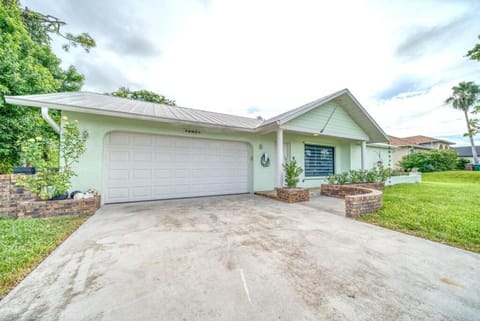 Kids- Friendly Stay in Cape! Heated Pool- Tesla charger & SPA House in Cape Coral