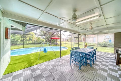 Kids- Friendly Stay in Cape! Heated Pool- Tesla charger & SPA House in Cape Coral