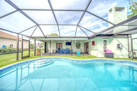 Kids- Friendly Stay in Cape! Heated Pool- Tesla charger & SPA House in Cape Coral