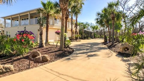 Beach Home with Amazing Oasis Pool Spa Waterfall Fire Pit Bikes House in Palm Coast