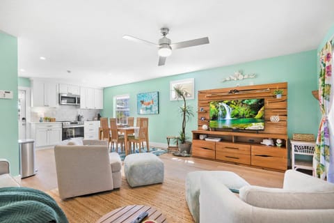 Fire Pit Tropical Oasis Steps to Beach Outdoor Seating House in Crescent Beach