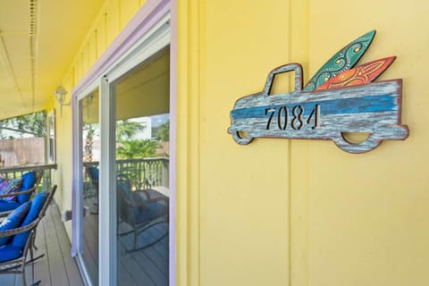 Fire Pit Tropical Oasis Steps to Beach Outdoor Seating House in Crescent Beach