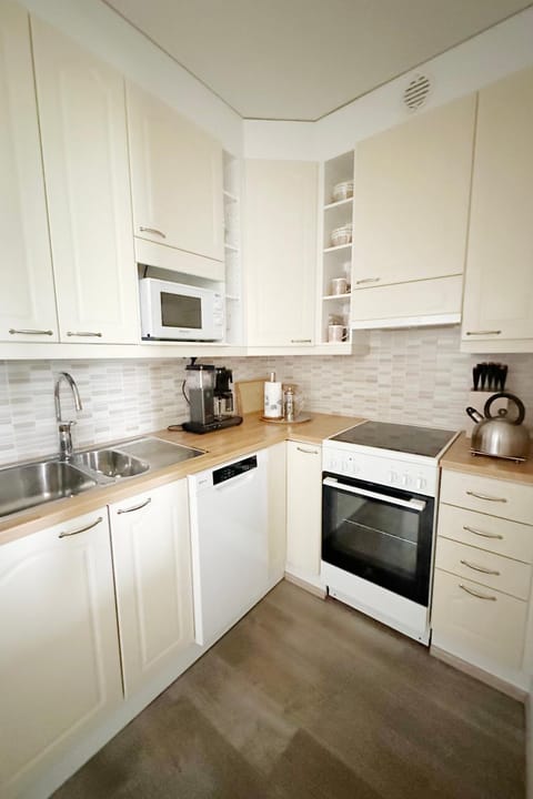 Kitchen or kitchenette, dishwasher