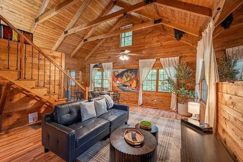 Log Cabin with Hot Tub, Game Room-10 min to NRG Cabin in West Virginia